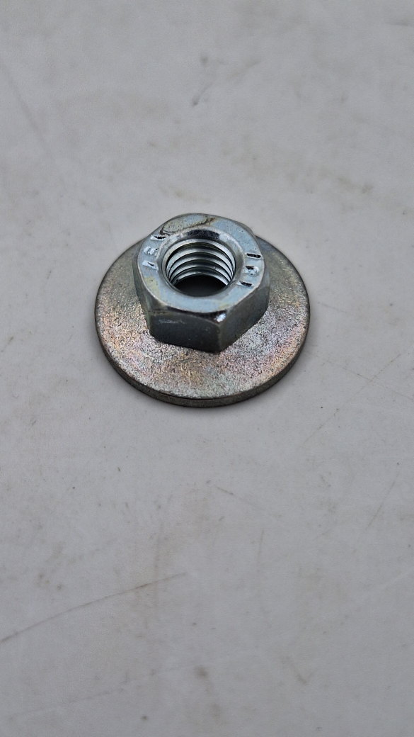 Mutter mit Wellscheibe