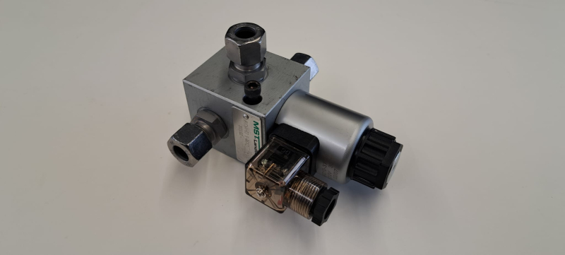 Umschalten von Frontladerhubzylinder auf Kipperanschluss per Knopfdruck mit diesem Ventil