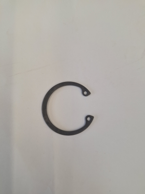 Sicherungsring für die Bohrung im Getriebe, sitzt hinter dem Simmenring